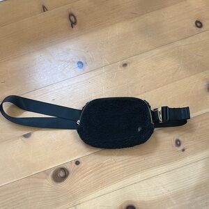 ➰Black Sherpa Lululemon Belt Bag.